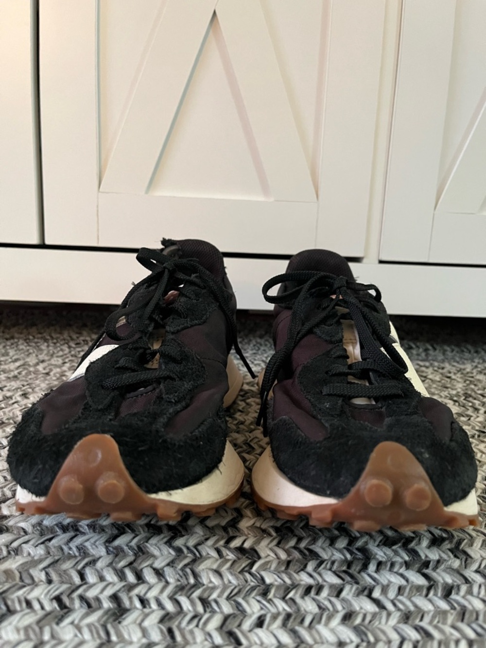 New Balance 327 sneakers in black/white with gum sole, women’s size 9. - Picture 2 of 9